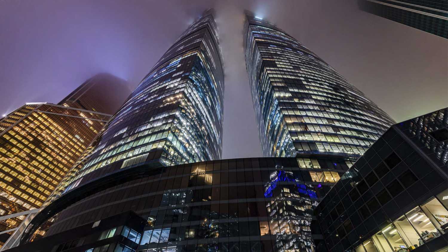 Состоит из двух башен — «Запад» 63 этажа и «Восток» 97 этажей.