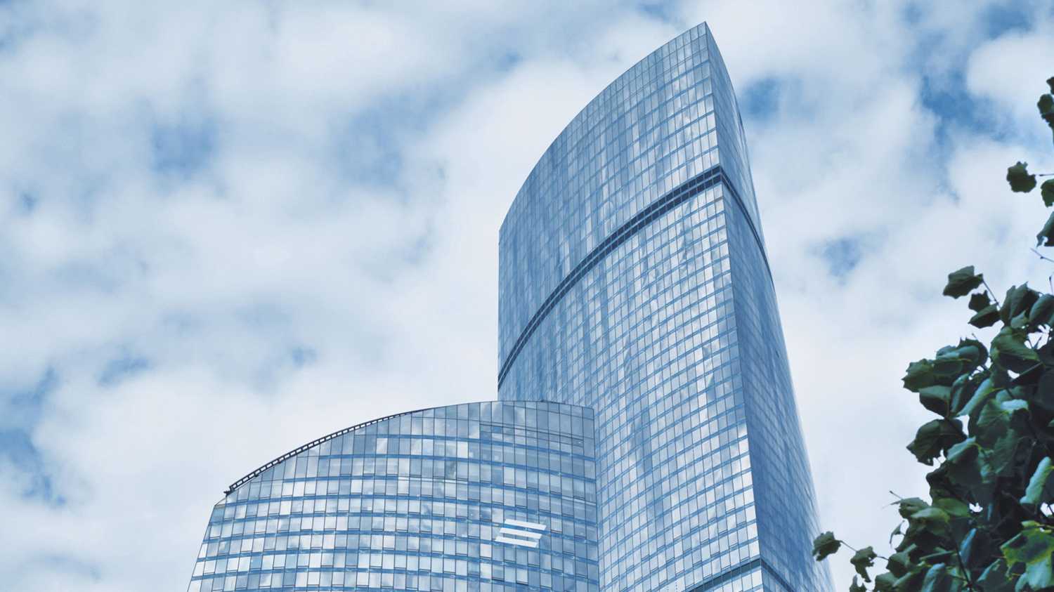 Офисы занимают с 3 по 60 этаж здания, а на 64-67 этаже расположены видовые Sky-офисы с потолками 3,5 метра