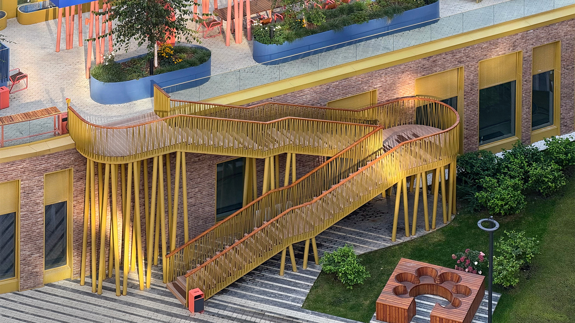 В охраняемом дворе с ландшафтным дизайном найдётся развлечение для любого жителя квартала.