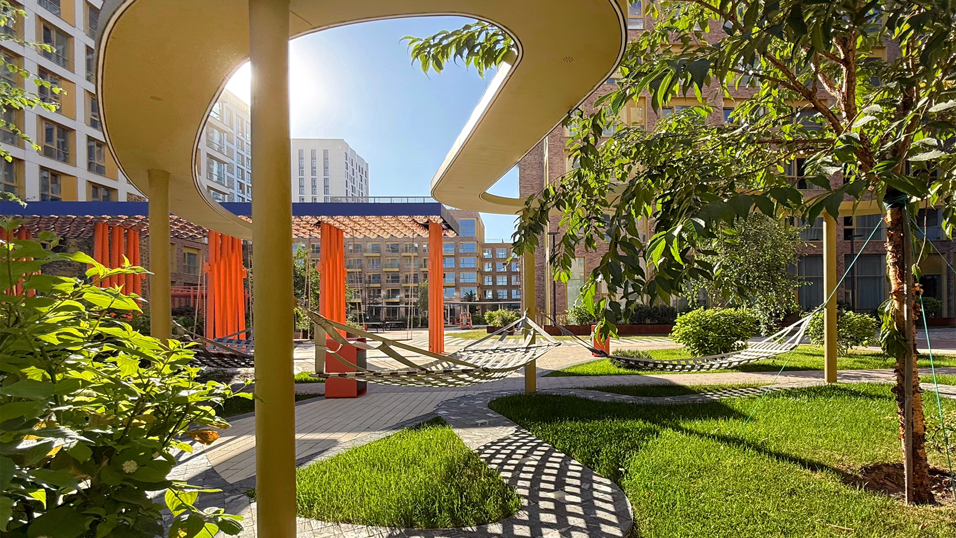 Ландшафтный дизайн от студии DerevoPark — спланированы спортивные площадки с jump-зоной, территория для настольных игр и даже зона для занятий йогой.