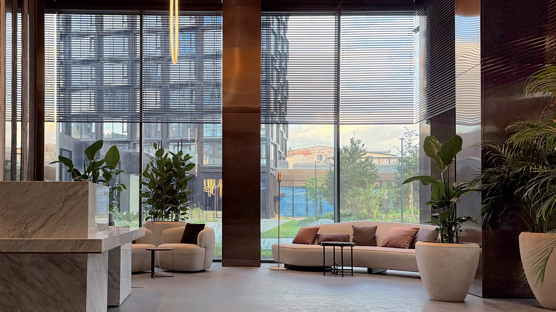 Лобби с мягкой зоной и панорамными окнами выполнено в дизайнерском стиле