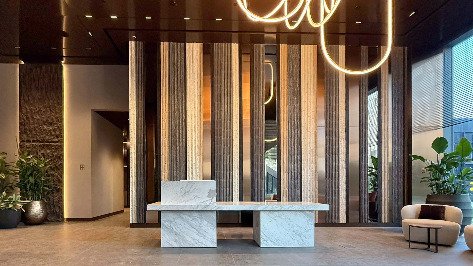 Латунные вставки в лобби повторяют образ фасада