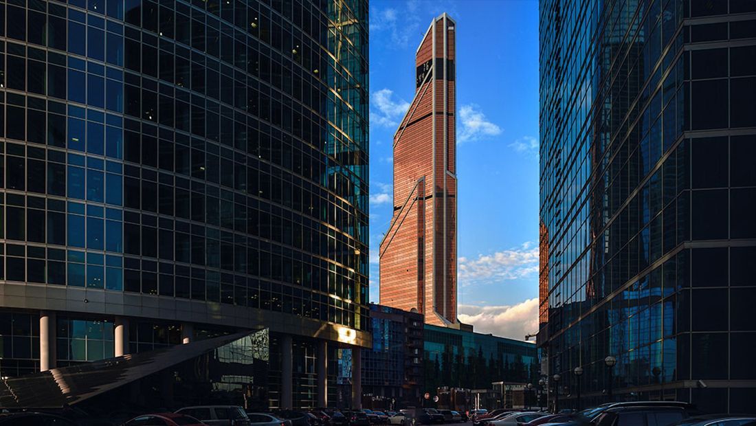 На 67-68 этажах башни расположили светодиодный экран медиа-фасада площадью 1 350 м².